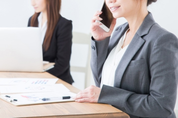 電話をする女性