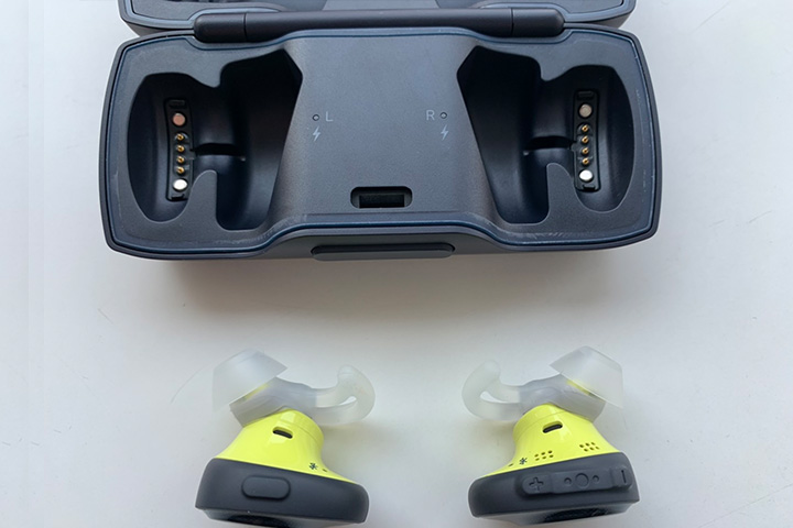BOSE SoundSport Free wireless headphones本体と充電ケース