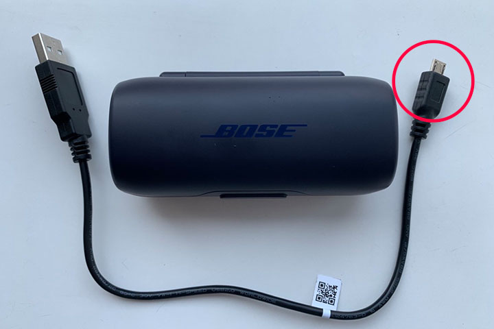BOSE SoundSport Free wireless headphonesの充電ケースとUSBケーブル
