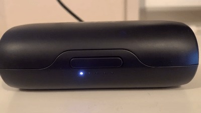BOSE SoundSport Free wireless headphonesの充電ケースのインジケーターが点滅している様子