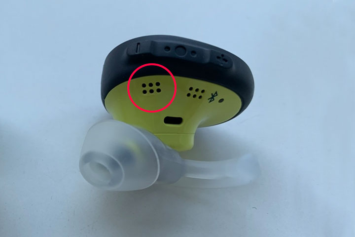 BOSE SoundSport Free wireless headphonesの右イヤホンのマイク