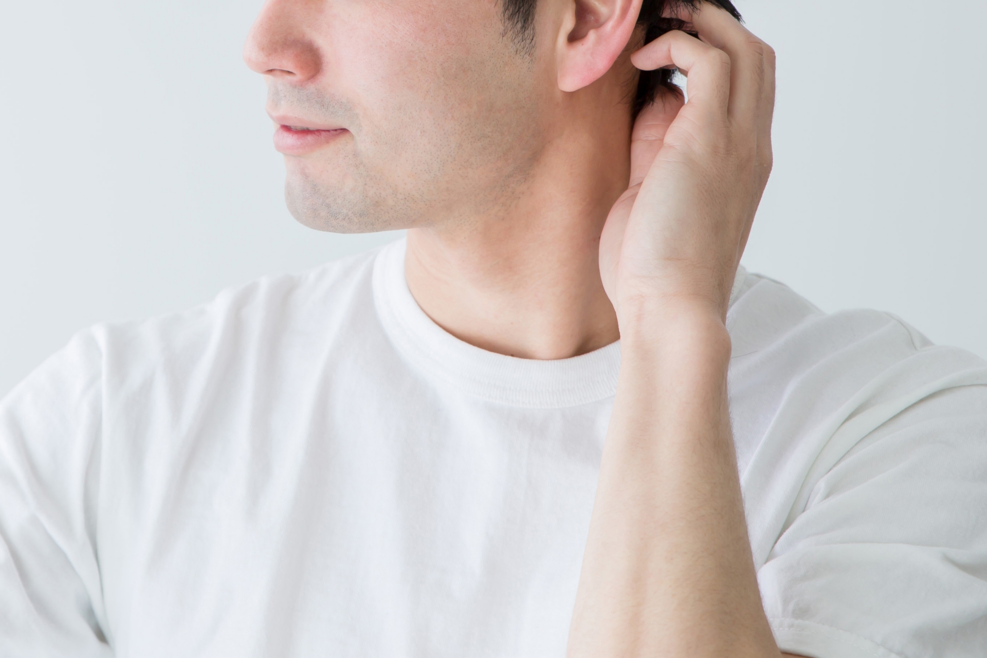 生え際を気にする男性