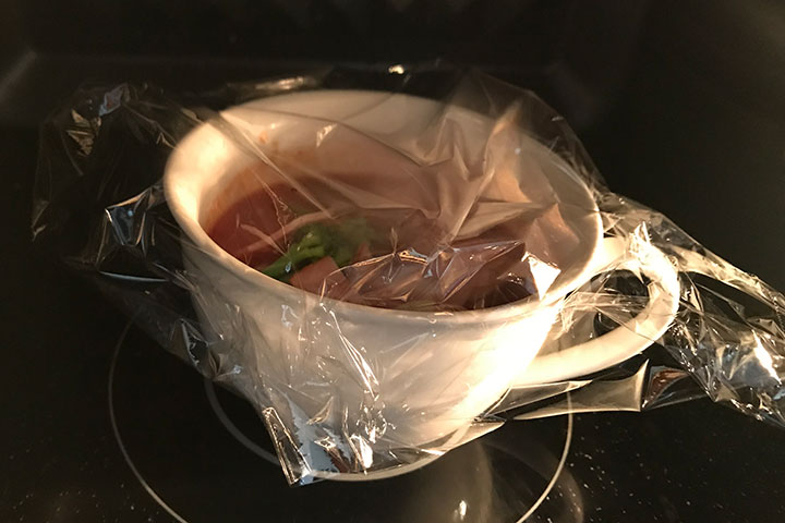 レンジに入ったマグカップ