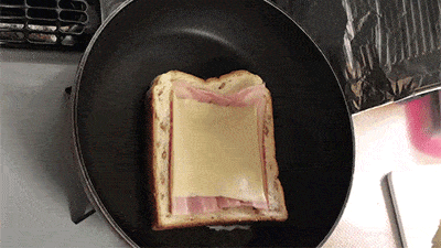 パンにフタをする様子