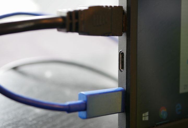 USB給電タイプのモバイルディスプレイ