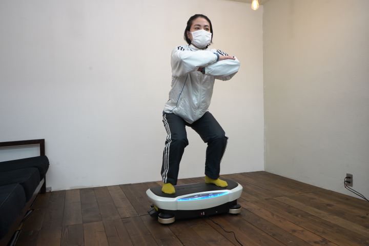 スクワットのようなポーズ