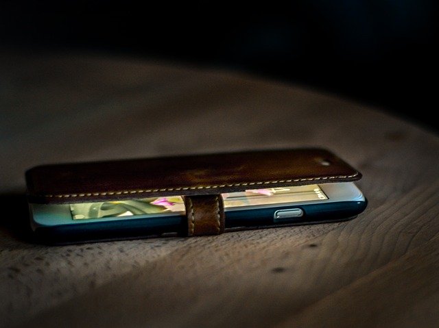 暗闇の中のスマホ