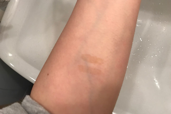 洗面所で眉ティントを洗い落とした後の様子