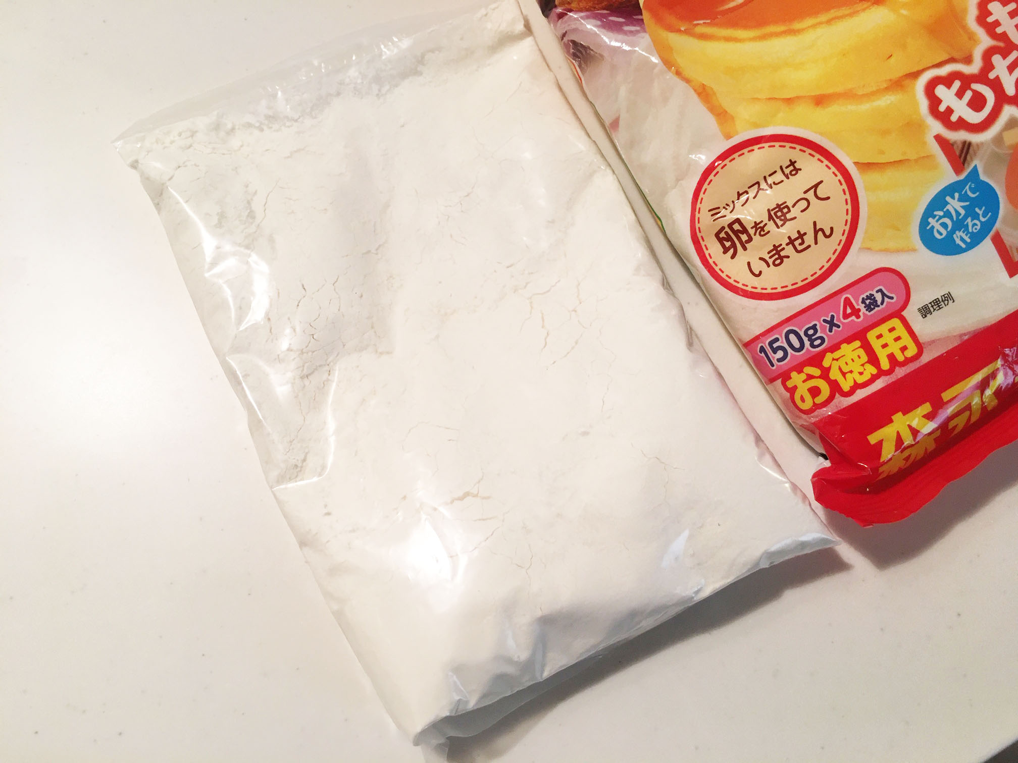 森永のホットケーキミックスは小分けになっているので使いやすいですよ(150g×4袋)。今回は1袋使います。
