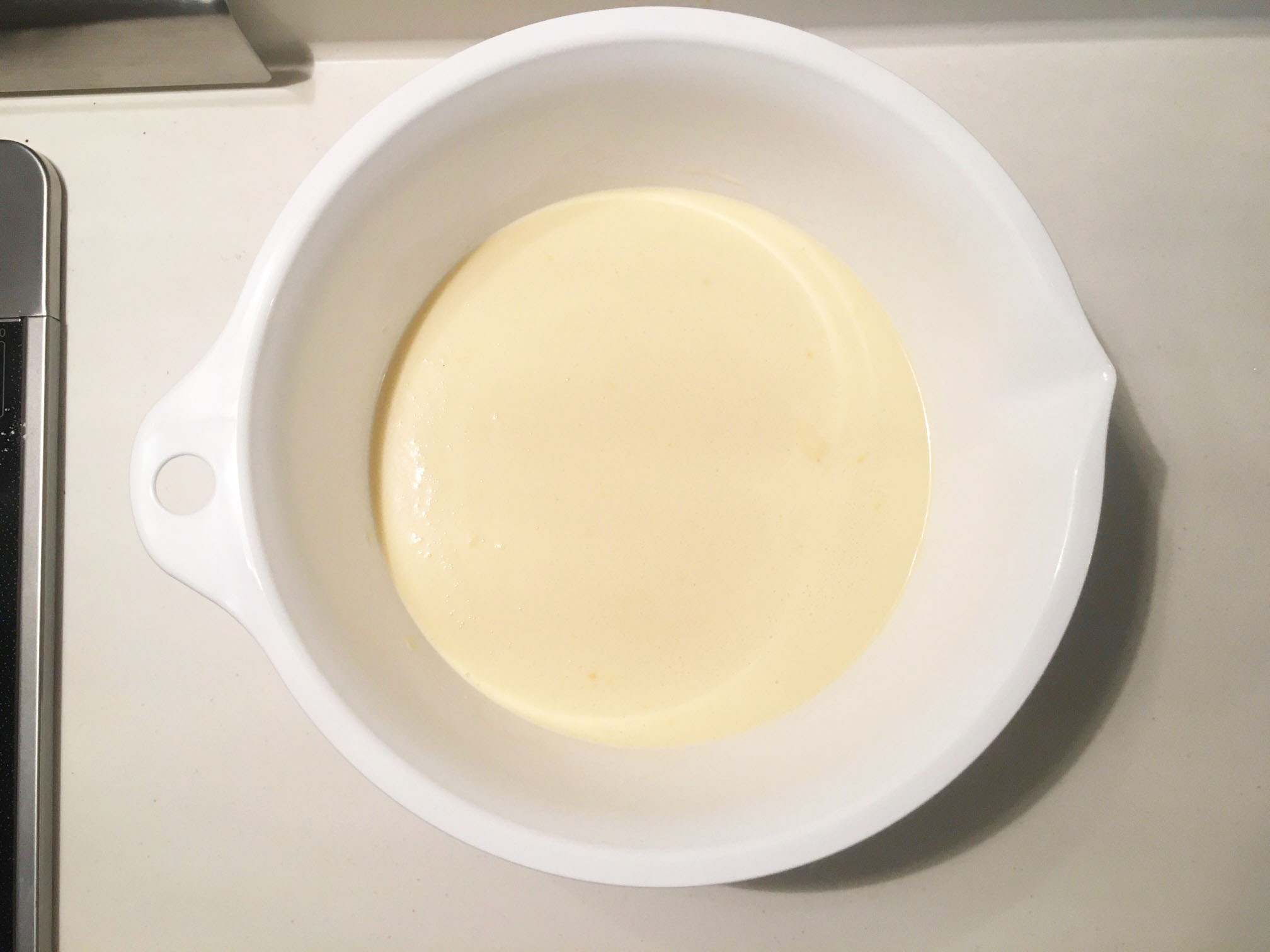 ボールに材料を入れ(バター以外全て)かき混ぜます。だまがなくなって滑らかになるまでしっかり混ぜましょう。