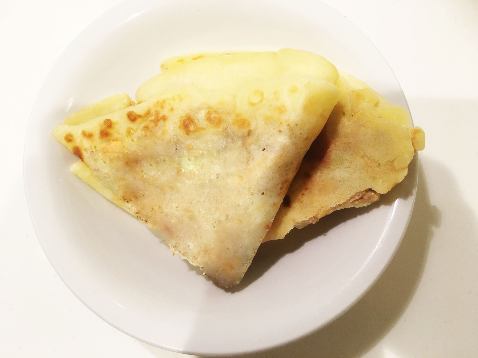 焼き上がったらクレープをお皿に移し、ピーナッツバターを塗って巻いたらクレープ完成! ちょっと見栄えは「う~ん」って感じですが味はしっかりおいしいです。 「冷蔵庫にあるもので作ってみよう」と思い、今回はピーナッツバターを使ってみましたが、いい感じにクレープ生地にマッチしていておすすめです。 よかった試してみてくださいね!