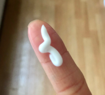 ゆびに乗せたNALCハンドクリームの写真