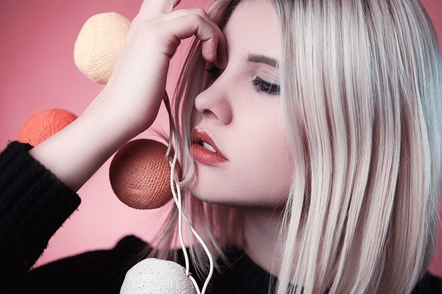 メイクアップした女性の写真