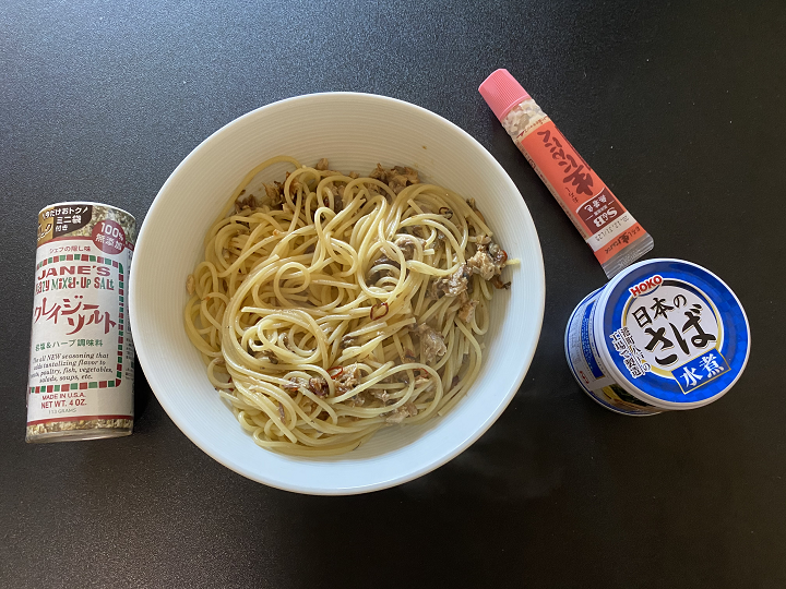 筆者の常食しているサバパスタと使った調味料など