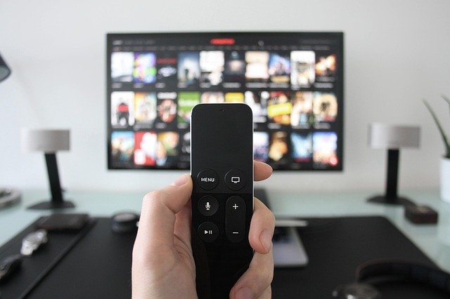 リモコンでTV操作する人
