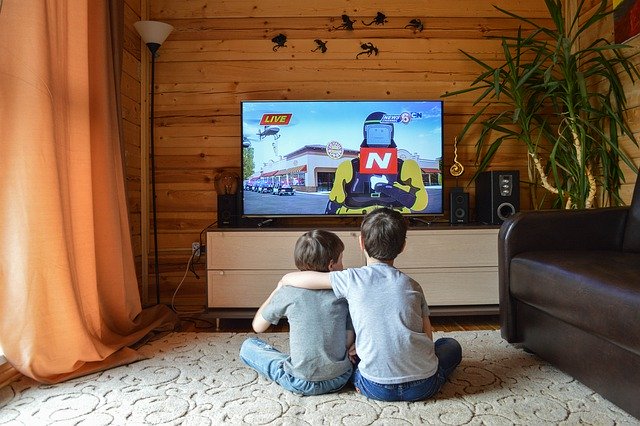 TVを見る子どもたち
