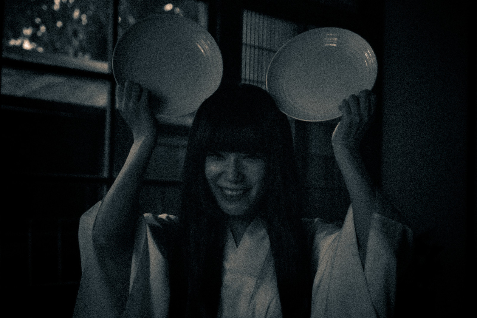 暗い部屋で微笑む女