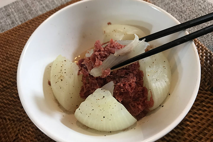 新玉ねぎのコンビーフボムを箸でつかんだ様子