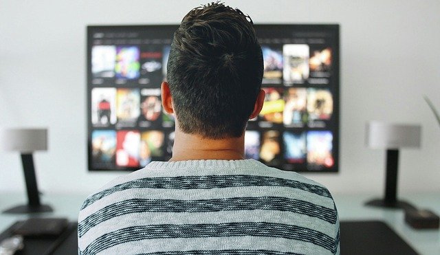 テレビ画面を観る男性