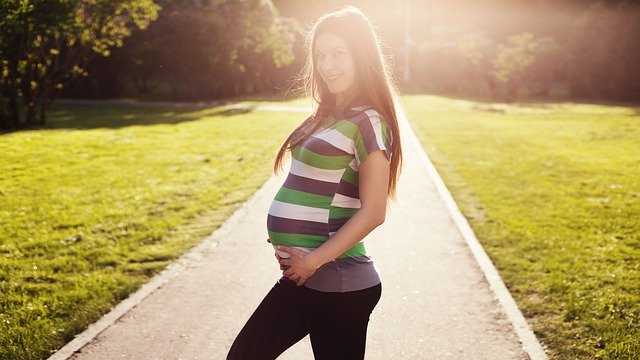 お腹に手をあてる妊婦