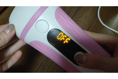 家庭用脱毛器を使用する写真