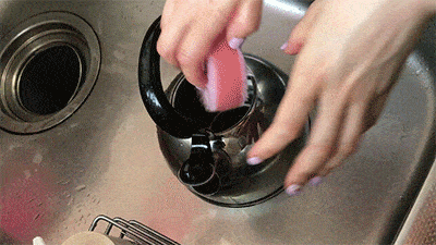 やかんの中を洗っている様子