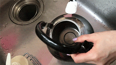 やかんに重曹をふりかける様子