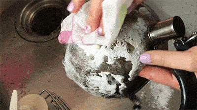 キッチンタオルでやかんを磨く様子