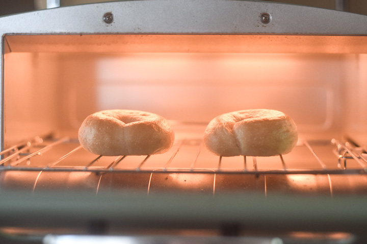 ベーグルをトースターで焼いている様子
