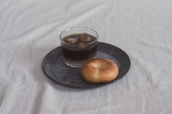 盛り付けされたベーグルとコーヒー