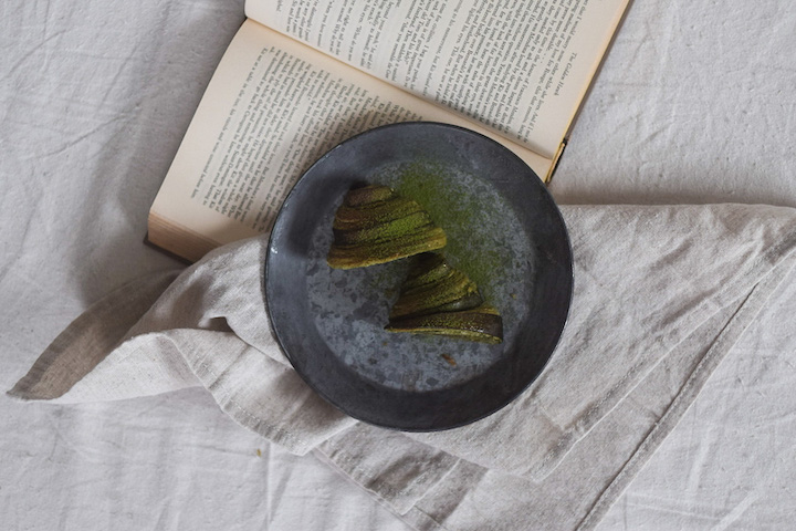 抹茶パウダーを振りかけた抹茶クロワッサン