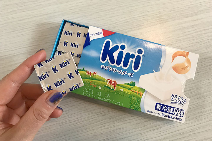 kiriのクリームチーズを1P持っている様子