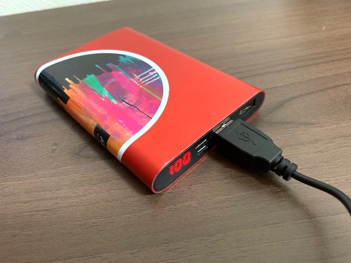 サンコーネッククーラーNeoをモバイルバッテリーから給電する様子