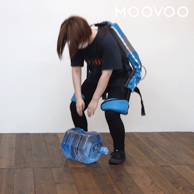 女性が持ち上げる