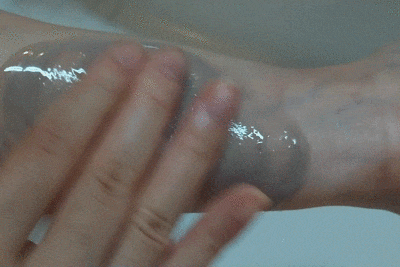 <alt>マスカラ落としているGIF