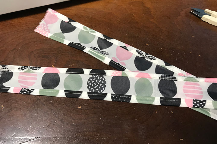 三つ折りに縫った手作りエコバッグの持ち手