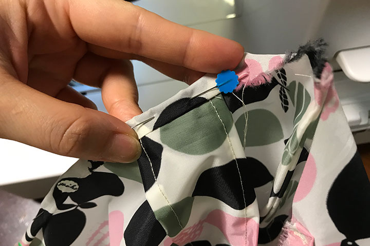マチ針で止められた手作りエコバッグの本体と持ち手