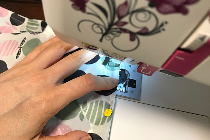 手作りエコバッグをミシンで縫っている様子