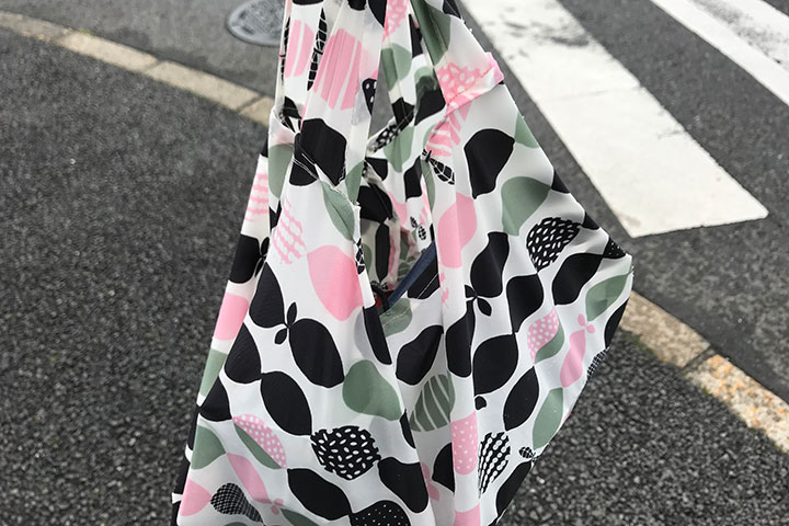 手作りエコバッグを持ち歩いてる様子