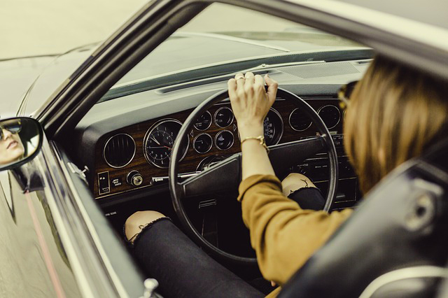 運転をしている女性