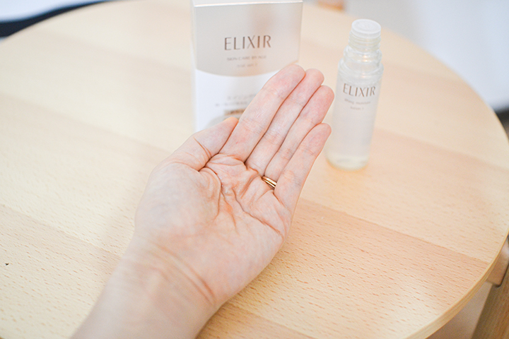 エリクシールシュペリエルの「リフトモイスト ローション T 30mL」を手のひらにとった画像