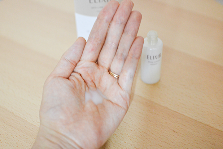 エリクシールシュペリエルの「リフトモイスト  エマルジョン T 18mL」を手のひらにとった画像