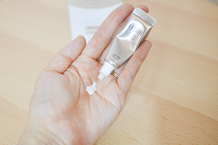 エリクシールシュペリエルの「デーケアレボリューション T＋ 5mL」を手のひらにとった画像