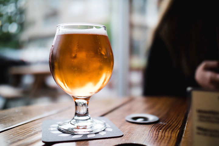 グラスに注がれたビール