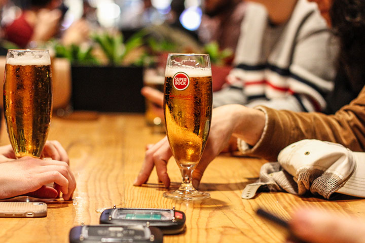 ビールグラスが並ぶテーブル