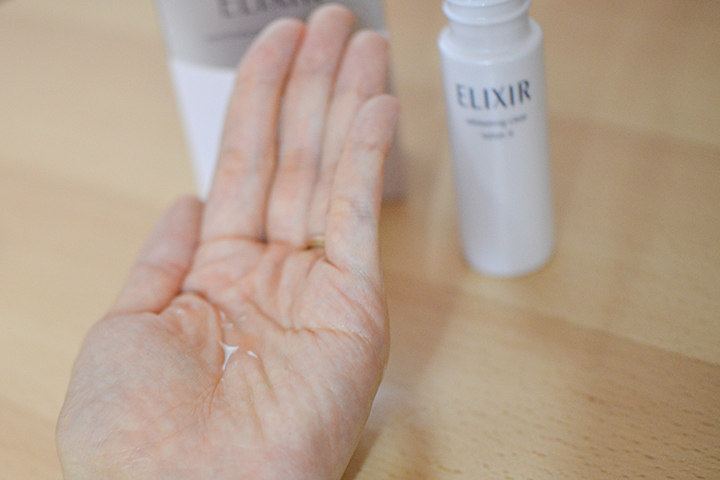 エリクシールホワイトの「クリアローション T 30mL」(しっとり)を手のひらに取った画像
