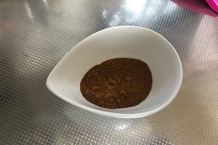 器にあけられたナツメグパウダー