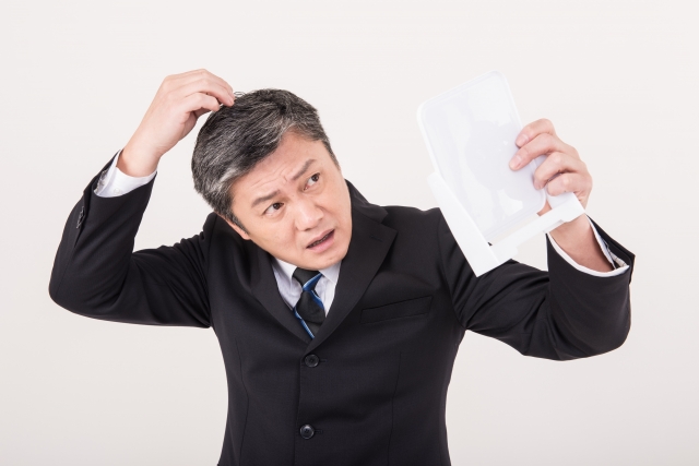 頭髪を気にする男性