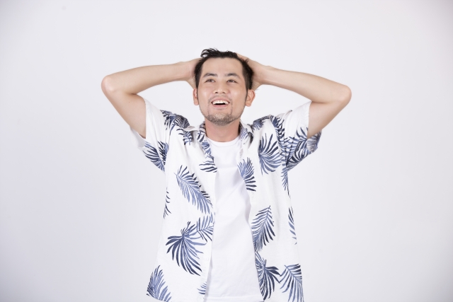 髪を触る男性の写真