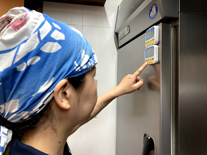 タイマーを押す写真